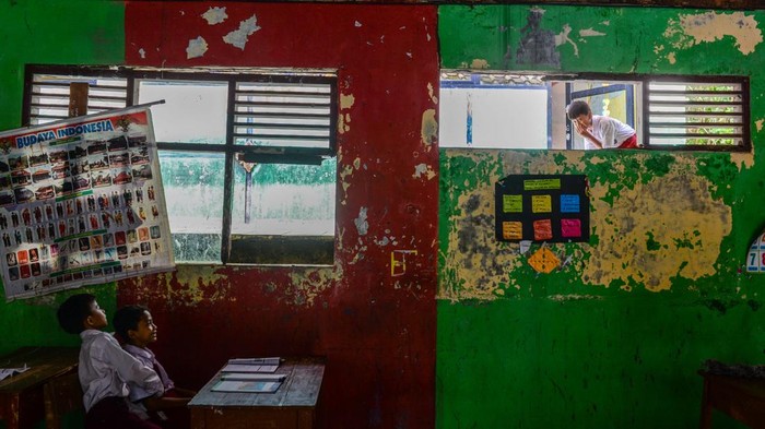 Sejumlah siswa membaca buku usai mengikuti ulangan di SD Negeri Binangun, Kabupaten Serang, Banten, Selasa (10/6/2025). Sebanyak lima ruang kelas di sekolah tersebut mengalami kerusakan dengan kondisi sebagian atap ruang kelas ambruk sejak tahun 2019 sehingga para siswa khawatir saat proses kegiatan belajar mengajar dapat tertimpa atap yang ambruk akibat kayu yang sudah lapuk. ANTARA FOTO/Muhammad Bagus Khoirunas