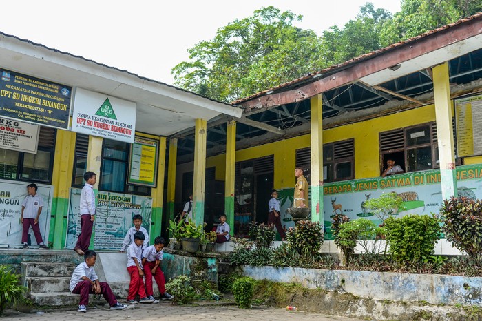 Sejumlah siswa membaca buku usai mengikuti ulangan di SD Negeri Binangun, Kabupaten Serang, Banten, Selasa (10/6/2025). Sebanyak lima ruang kelas di sekolah tersebut mengalami kerusakan dengan kondisi sebagian atap ruang kelas ambruk sejak tahun 2019 sehingga para siswa khawatir saat proses kegiatan belajar mengajar dapat tertimpa atap yang ambruk akibat kayu yang sudah lapuk. ANTARA FOTO/Muhammad Bagus Khoirunas