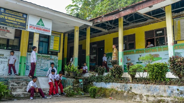 Siswa SDN Binangun Serang Belajar di Tengah Ancaman Atap Runtuh Sejumlah siswa membaca buku usai mengikuti ulangan di SD Negeri Binangun, Kabupaten Serang, Banten, Selasa (10/6/2025). Sebanyak lima ruang kelas di sekolah tersebut mengalami kerusakan dengan kondisi sebagian atap ruang kelas ambruk sejak tahun 2019 sehingga para siswa khawatir saat proses kegiatan belajar mengajar dapat tertimpa atap yang ambruk akibat kayu yang sudah lapuk. ANTARA FOTO/Muhammad Bagus Khoirunas