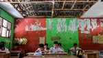 Siswa SDN Binangun Serang Belajar di Tengah Ancaman Atap Runtuh