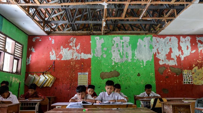 Siswa SDN Binangun Serang Belajar di Tengah Ancaman Atap Runtuh Sejumlah siswa membaca buku usai mengikuti ulangan di SD Negeri Binangun, Kabupaten Serang, Banten, Selasa (10/6/2025). Sebanyak lima ruang kelas di sekolah tersebut mengalami kerusakan dengan kondisi sebagian atap ruang kelas ambruk sejak tahun 2019 sehingga para siswa khawatir saat proses kegiatan belajar mengajar dapat tertimpa atap yang ambruk akibat kayu yang sudah lapuk. ANTARA FOTO/Muhammad Bagus Khoirunas