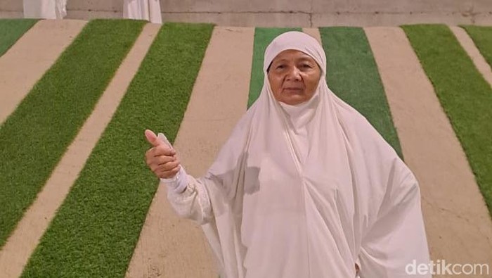 Siti Maryam, nenek 18 cucu, jemaah haji tertua dalam rombongan haji khusus Aida Tourindo Wisata saat menunaikan haji 2025.