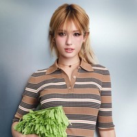 Jeon Somi baru saja menghadiri fashion show brand Prada yang dilangsungkan di Osaka, Jepang. Cukup lama tak tampil di publik, gaya terbarunya menuai perbincangan. Foto: Instagram @prada