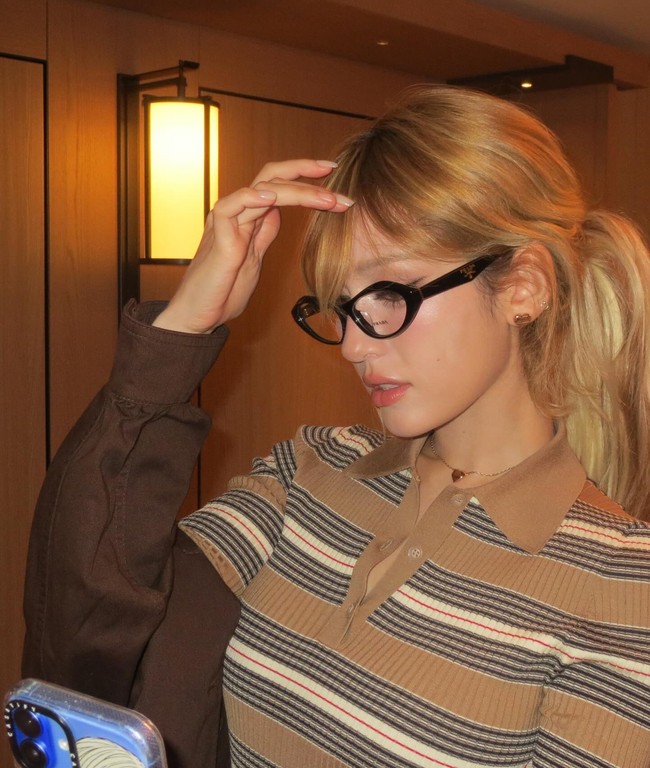 Selain busananya, wanita yang akan menggelar solo fanmeeting di Seoul tersebut juga mendapat pujian karena gaya rambut terbaru. Tampil pirang, banyak orang menyebut wanita keturunan Belanda-Kanada itu mirip boneka. Foto: Instagram @somsomi0309