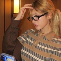 Selain busananya, wanita yang akan menggelar solo fanmeeting di Seoul tersebut juga mendapat pujian karena gaya rambut terbaru. Tampil pirang, banyak orang menyebut wanita keturunan Belanda-Kanada itu mirip boneka. Foto: Instagram @somsomi0309