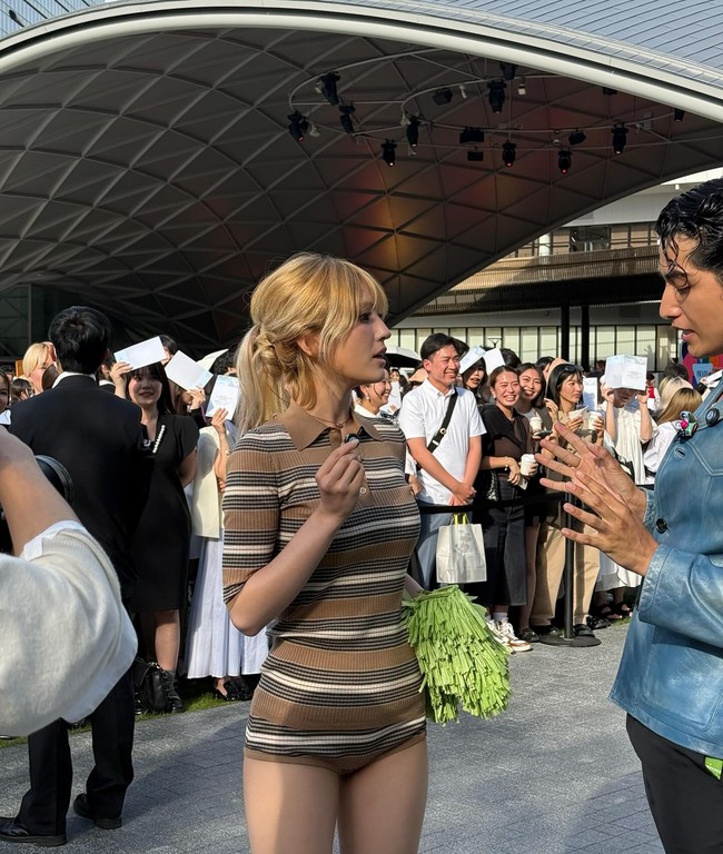 Selagi datang sebagai ambassador terbaru, pelantun Birthday tersebut membawakan busananya dengan aura percaya diri. Banyak yang memuji koleksi itu cocok dengan imej Somi yang playful. Foto: Instagram @somsomi0309