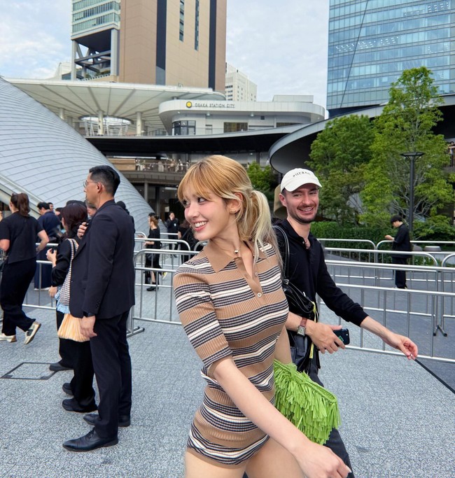 Gaya ambassador Prada yang bak tanpa celana ini menonjolkan bentuk tubuhnya yang langsing.  Foto: Instagram @somsomi0309