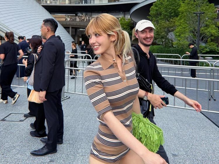 Penampilan Jeon Somi Bergaya No Pants di Acara Prada, Dipuji Bak Boneka