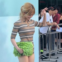 Penampilannya semakin mencuri atensi dengan clutch hijau neo berumbai ini. Foto: Instagram @somsomi0309