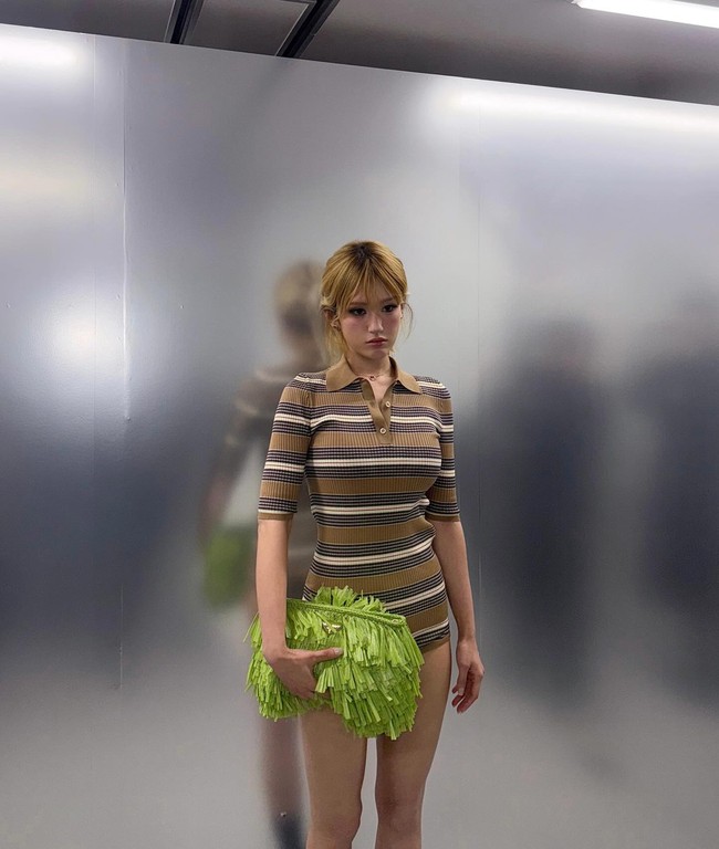 Dalam Prada Mode Osaka, idol Kpop yang pernah tergabung dalam I.O.I tersebut mengenakan koleksi terbaru brand tersebut berupa jumpsuit. Gaya ‘no pants’ tersebut membuat Somi jadi pusat perhatian. Foto: Instagram @somsomi0309