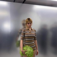 Dalam Prada Mode Osaka, idol Kpop yang pernah tergabung dalam I.O.I tersebut mengenakan koleksi terbaru brand tersebut berupa jumpsuit. Gaya ‘no pants’ tersebut membuat Somi jadi pusat perhatian. Foto: Instagram @somsomi0309