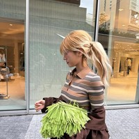 Gaya ini pun membuktikan kepiawaiannya sebagai ikon fashion. “Dia bisa membawakan high fashion tanpa usaha,” “Somi terlihat seperti boneka berjalan,” tulis para penggemar.  Foto: Instagram @somsomi0309