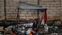 Adit membuat tenda di area bekas kebakaran. Disana dia tinggal bersama keluarganya.  