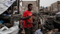 Rudi memegang salah satu bagian roda sepeda miliknya yang terbakar.   