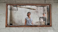 Safira berada di dalam rumahnya yang terbakar.