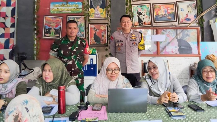 Suasana pelayanan SPMB di SMAN 5 Kota Tasikmalaya.