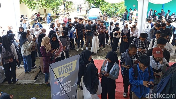 Suasana pencari kerja dalam job fair yang berlangsung di Balai Latihan Kerja (BLK) Kabupaten Magelang, Selasa (10/6/2025).
