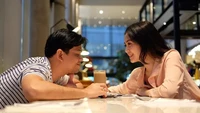 Surya Insomnia memang kerap disebut bucin oleh netizen. Potretnya menikmati es kopi di sebuah kafe dengan sang istri juga tampak manis. Foto: Instagram/YouTube