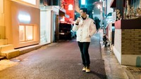 Tampaknya, Surya Insomnia memang suka minum kopi. Saat mengunjungi Jepang beberapa tahun lalu ia juga membagikan posenya memegang gelas kopi panas. Foto: Instagram/YouTube