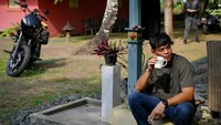 Kalau ini potret Surya ketika ngopi di depan rumah. Pemain Lapor Pak itu memilih kopi hitam panas. Foto: Instagram/YouTube