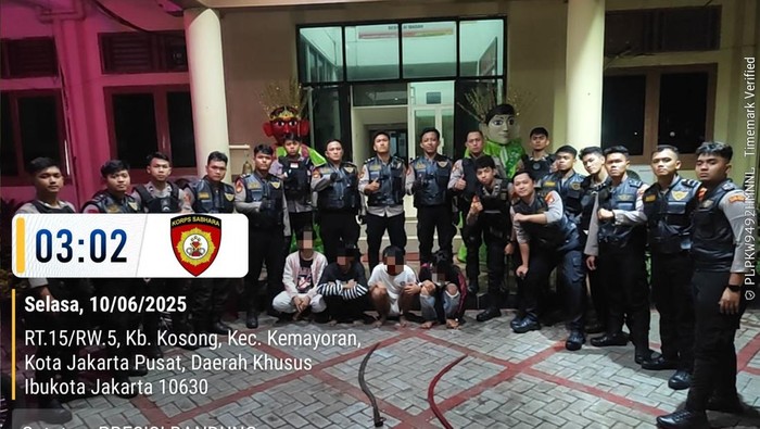 Tim Patroli Perintis Presisi menangkap 4 pelaku tawuran di Kemayoran, Jakpus, yang terjadi pada Selasa (10/6/2025) dini hari tadi.