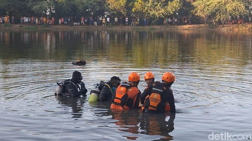 Tim SAR mengevakuasi Duma Philia Leo (20), ditemukan dalam kondisi meninggal di dalam Cekdam 3, Kecamatan Alak, Kota Kupang, NTT, Selasa (10/6/2025).
