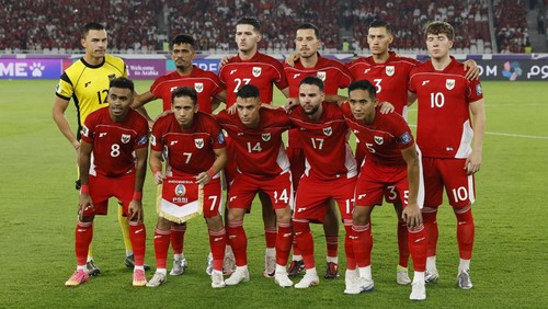 Soccer Football - World Cup - AFC Qualifiers - Group C - Indonesia v China - Gelora Bung Karno Stadium, Jakarta, Indonesia - June 5, 2025 Indonesia players pose for a team group photo before the match REUTERS/Ajeng Dinar Ulfiana