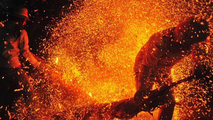 Peserta saling serang menggunakan obor saat tradisi perang obor di Desa Tegalsambi, Tahunan, Jepara, Jawa Tengah, Senin (9/6/2025). Tradisi tahunan perang obor yang diikuti sebanyak 40 orang peserta itu merupakan puncak sedekah bumi desa setempat yang dilaksanakan sebagai wujud syukur masyarakat kepada Tuhan Yang Maha Esa atas rezeki melimpah, kesehatan serta keselamatan. ANTARA FOTO/Yusuf Nugroho/rwa.