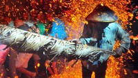Tradisi tahunan perang obor yang diikuti sebanyak 40 orang peserta itu merupakan puncak sedekah bumi desa setempat yang dilaksanakan sebagai wujud syukur masyarakat kepada Tuhan Yang Maha Esa atas rezeki melimpah, kesehatan serta keselamatan. Foto: ANTARA FOTO/YUSUF NUGROHO