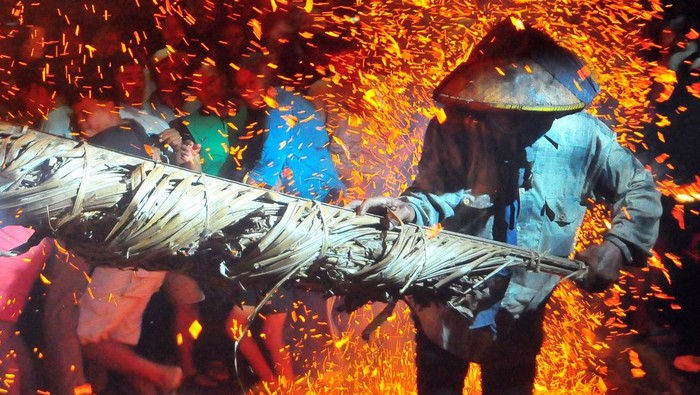 Peserta saling serang menggunakan obor saat tradisi perang obor di Desa Tegalsambi, Tahunan, Jepara, Jawa Tengah, Senin (9/6/2025). Tradisi tahunan perang obor yang diikuti sebanyak 40 orang peserta itu merupakan puncak sedekah bumi desa setempat yang dilaksanakan sebagai wujud syukur masyarakat kepada Tuhan Yang Maha Esa atas rezeki melimpah, kesehatan serta keselamatan. ANTARA FOTO/Yusuf Nugroho/rwa.