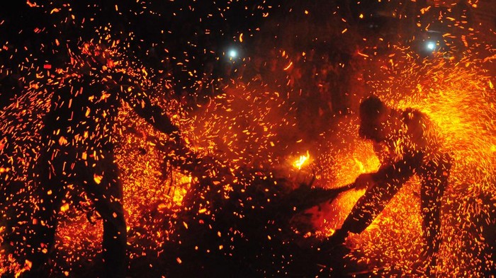 Tradisi perang obor di Jepara Peserta saling serang menggunakan obor saat tradisi perang obor di Desa Tegalsambi, Tahunan, Jepara, Jawa Tengah, Senin (9/6/2025). Tradisi tahunan perang obor yang diikuti sebanyak 40 orang peserta itu merupakan puncak sedekah bumi desa setempat yang dilaksanakan sebagai wujud syukur masyarakat kepada Tuhan Yang Maha Esa atas rezeki melimpah, kesehatan serta keselamatan. ANTARA FOTO/Yusuf Nugroho/rwa.