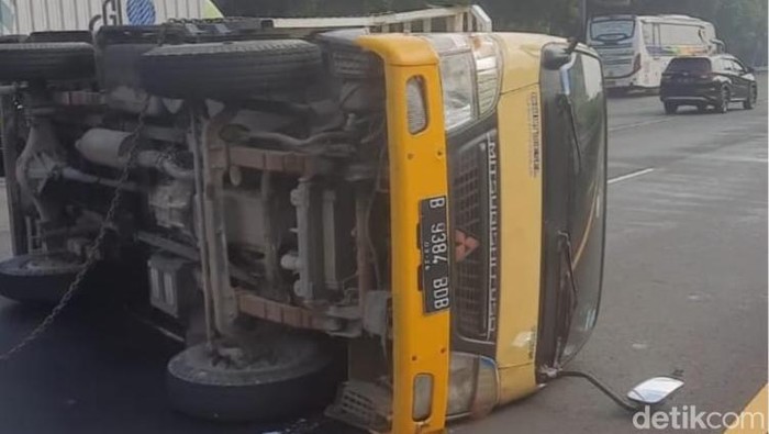 Truk pengangkut galon air mineral terguling di ruas kilometer (Km) 34 Tol Jagorawi, Bogor, dipicu truk mengalami pecah ban. (dok Ist)