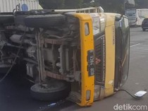 Video: Truk Terguling di Bogor, Diduga Sopir Hilang Fokus di Turunan