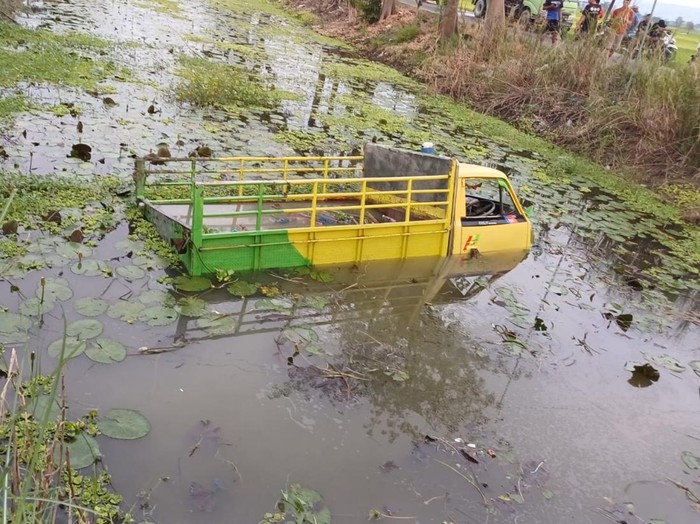 Truk pengangkut rombongan petani tercebur ke sungai Gulang di Kecamatan Mejobo, Kudus, Senin (9/6/2025).