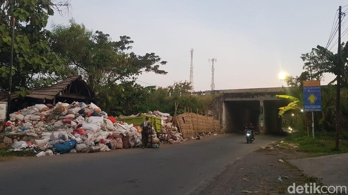 Tumpukan sampah di pinggir jalan Desa Setupatok, Kecamatan Mundu, Kabupaten Cirebon.