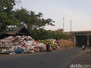 Tumpukan Sampah Menggunung di Setupatok Cirebon Resahkan Warga