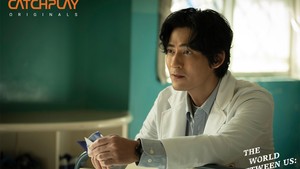 Dalam The World Between Us: After The Flames, Vic Chou menjadi seorang psikiater. (Foto: dok catchplay)
