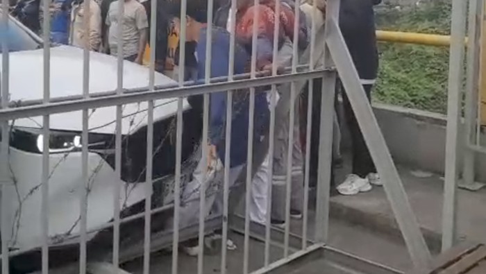 Viral pendemo diduga ditabrak mobil anggota DPRD Cilegon. (Dok. tangkapan layar video viral)
