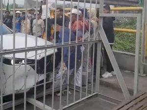 Viral Diduga Mobil Anggota DPRD Cilegon Tabrak Pendemo Aksi Mogok Kerja