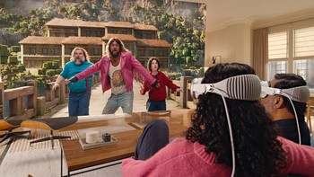 visionOS 26 untuk Vision Pro memperkenalkan dukungan untuk pengontrol Sony VR2 Sense, meningkatkan pengalaman gaming di realitas campuran. Desain Liquid Glass yang sudah menjadi ciri khas visionOS kini diperkuat dengan persona yang lebih realistis dan fitur pengguliran mata (eye-scrolling), menjadikan interaksi lebih alami. Foto: Apple