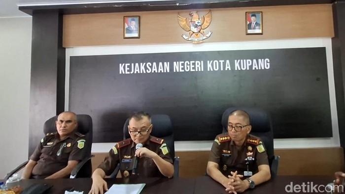 Wakajati NTT, Ikhwan Nul Hakim, saat menyampaikan keterangan pers di Kejari Kota Kupang, Selasa (10/6/2025). (Yufengki Bria/detikBali).