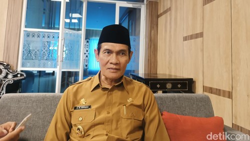 Wakil Bupati Lombok Tengah Muhammad Nursiah saat diwawancarai di kantornya, Selasa (10/6/2025).