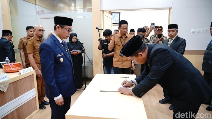 Wakil Bupati Soppeng Selle Ks Dalle melantik Andi Muhammad Surahman sebagai Pj Sekda Soppeng. Agung Pramono/detikSulsel