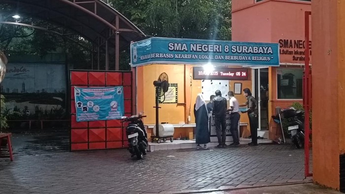 Wali murid antre sejak dini hari demi ambil PIN SMPB 2025