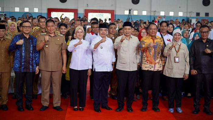 Wamenkop dan Bupati/Wali Kota se-Sumsel saat foto bersama dalam monitoring pembentukan kopdes di Lahat.