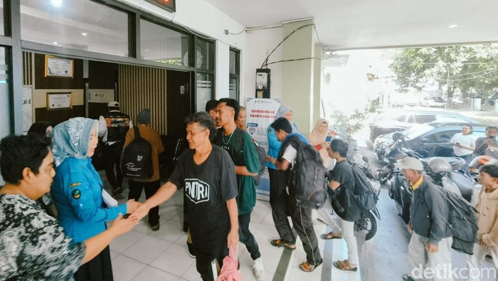 Warga Cirebon yang ditelantarkan usai dijanjikan kerja di salah satu pabrik di Subang.