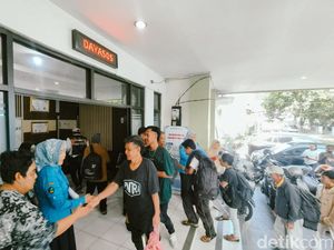 Pilu Warga Cirebon Telantar-Berjalan 30 KM Usai Ditipu Kerja di Subang