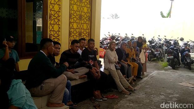 Warga Desa Notogiwang Pekalongan saat mendatangi Polres Pekalongan untuk mengadukan soal bansos, Selasa (10/6/2025).