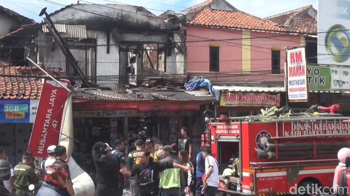 Warung kelontong di  Desa Cipacing, Kecamatan Jatinangor, Kabupaten Sumedang, mengalami kebakaran, pada Selasa (10/6/2025).