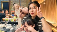 Dilihat di Instagram, Selasa (10/6/2025), Young Lex makan bareng Eriska Nakesya dan anaknya di sebuah restoran all you can eat. (Foto: dok Instagram young_lex18)